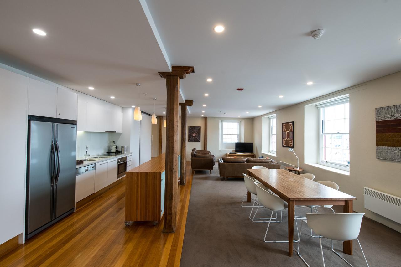 Sullivans Cove Apartments Hobart Exterior foto The kitchen and living area of a typical apartment